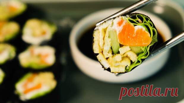 Роллы без риса. Классный ПП рецепт - БУДЕТ ВКУСНО! - медиаплатформа МирТесен Моё путешествие по просторам правильного питания продолжается. Если можно так сказать :) На этот раз я нашла очень вкусный рецепт роллов без риса. Вкусно, легко и много витаминов. Ингредиенты на 1-2 порции: Листы Нори 2 шт. Яйца 2 шт. Соевый соус 1-2 ч.л. Сёмга 100 г Мягкий творог 150 г Половина