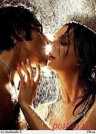 Пахло мокрой сиренью, травой и горелой картошкой, 
Дачный домик тонул в белой пене июньских цветов, 
Ты смотрела в окно сквозь папирус прозрачной ладошки, 
Иногда улыбаясь маслинами черных зрачков. 
Было так хорошо, так блаженно и осоловело, 
Не хотелось вставать с этой старой, промятой тахты… 
Мы сбежали вдвоем из безликой московской квартиры 
В захолустную небыль....  
На веранде давно подгорела картошка в мундире, 
Терпеливо смирившись с поступками глупых людей