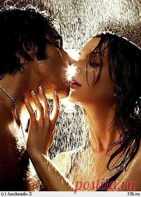 Пахло мокрой сиренью, травой и горелой картошкой, 
Дачный домик тонул в белой пене июньских цветов, 
Ты смотрела в окно сквозь папирус прозрачной ладошки, 
Иногда улыбаясь маслинами черных зрачков. 
Было так хорошо, так блаженно и осоловело, 
Не хотелось вставать с этой старой, промятой тахты… 
Мы сбежали вдвоем из безликой московской квартиры 
В захолустную небыль....  
На веранде давно подгорела картошка в мундире, 
Терпеливо смирившись с поступками глупых людей