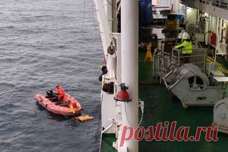 Академик оценил опасность обнаруженного в море контейнера реактора подлодки К-19. Контейнер реактора атомной подлодки К-19, обнаруженный в Карском море, может оказаться опасен с точки зрения загрязнения окружающей среды. Об этом рассказал вице-адмирал, академик РАЕН Тенгиз Борисов. По словам Борисова, если лодка идет на утилизацию, ее реактор выгружается, и его должны захоронить в могильнике.