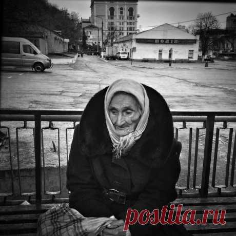 Анна Петровна сидела в больничном сквере на лавочке и плакала. Сегодня ей исполнилось 70, но ни сын ни дочь не приехали, не поздравили. 
 
Правда соседка по палате, Евгения Сергеевна, поздравили и даже подарила ей небольшой подарок. Да ещё санитарочка Маша яблоком в честь дня рождения угостила. Пансионат был приличный, но персонал в целом был равнодушным. 
 
Конечно, все знали, что сюда стариков привозили доживать свой век дети, которым они становились в тягость. И Анну Пе...