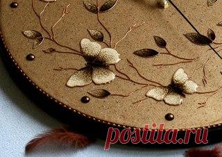 Уважаемые мастерицы, дорогие друзья, всем доброго дня! Хочу показать вам свою новую работу в технике витражной росписи. Пока очень нравится делать работы в монохроме, здесь я использовала всего лишь два цвета акриловых красок для создания фона, и 2 цвета витражных красок, тех же оттенков. 
Часы 