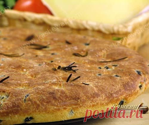Фокачча с оливками и розмарином.