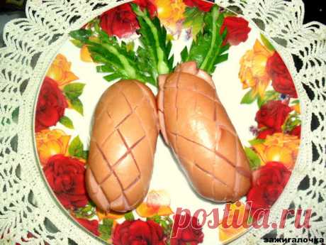 САРДЕЛЬКИ - ШИШЕЧКИ !!!  **Это сардельки с сыром, нарезанные в виде ромбиков, но не глубоко, нагретые в микроволновке - но красивее в сковороде. *Декор: листики  -из огурчика.