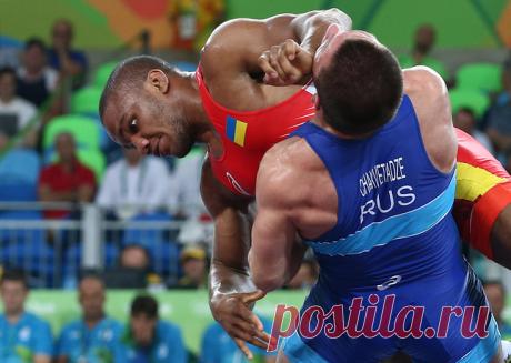 © Станислав Красильников/ТАСС. РИО-ДЕ-ЖАНЕЙРО, 15 августа. /ТАСС/. Российский борец греко-римского стиля Давит Чакветадзе стал чемпионом Олимпийских игр 2016 года в весовой категории до 85 кг. В финале 23-летний россиянин победил украинца Жана Беленюка со счетом 9:2. Подробнее на ТАСС: https://tass.ru/sport/3540372  |  ТАСС: Спорт - Борец греко-римского стиля Давит Чакветадзе завоевал золото Олимпиады в весе до 85 кг