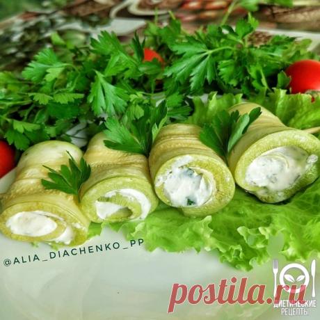 Кабачковые рулетики с творожным сыром
на 100грамм - 63.06 ккалБ/Ж/У - 1.74/4.17/4.56

Ингредиенты: 
- Кабачки – 2 шт. 600 грамм
- Творожный сыр Хохланд Альметте – 150 грамм
- Чеснок - 2 зубчика
- Петрушка, соль по вкусу
За рецепт спасибо группе Диетические рецепты

Приготовление:
1. Кабачки режем пластинками по 5 мм. Посыпаем солью и оставляем на 10 минут.
2. Убираем сок с пластинок, выкладываем их на противень, застеленный пергаментом и отправляем в духовку на 15 минут пр...