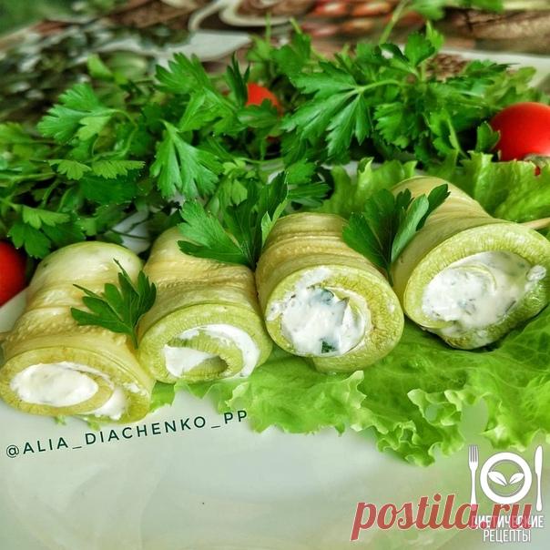 Кабачковые рулетики с творожным сыром
на 100грамм - 63.06 ккалБ/Ж/У - 1.74/4.17/4.56

Ингредиенты: 
- Кабачки – 2 шт. 600 грамм
- Творожный сыр Хохланд Альметте – 150 грамм
- Чеснок - 2 зубчика
- Петрушка, соль по вкусу
За рецепт спасибо группе Диетические рецепты

Приготовление:
1. Кабачки режем пластинками по 5 мм. Посыпаем солью и оставляем на 10 минут.
2. Убираем сок с пластинок, выкладываем их на противень, застеленный пергаментом и отправляем в духовку на 15 минут пр...