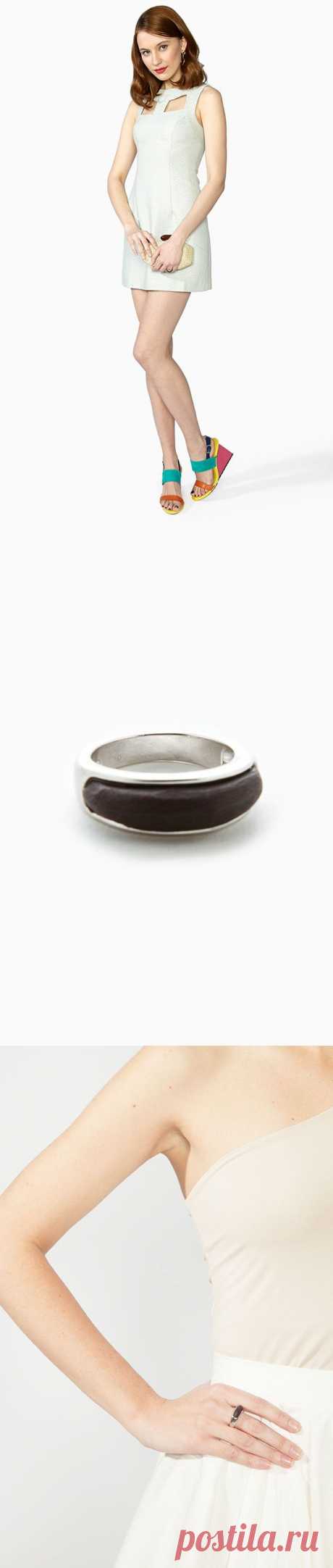 Необычное кольцо от бренда JewelBean. Модель-обруч, изготовлена из металла с серебристым покрытием и украшена вставкой цвета «темный дуб».
Купить за 480 руб