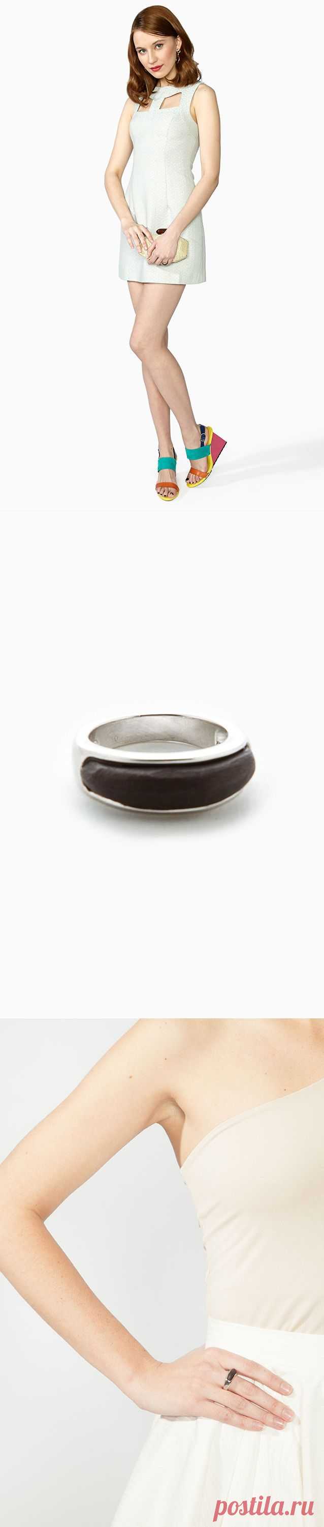 Необычное кольцо от бренда JewelBean. Модель-обруч, изготовлена из металла с серебристым покрытием и украшена вставкой цвета «темный дуб».
Купить за 480 руб