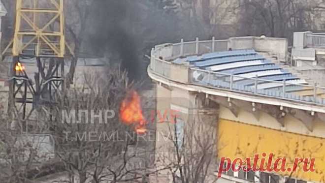 Опубликовано видео с места подрыва экс-депутата Попова в Луганске. В сеть попало видео с места подрыва экс-депутата Попова в Луганске. Его опубликовало РИА Новости. На ролике виден обгоревший автомобиль, припаркованный у обочины. До этого сообщалось, что бывший депутат парламента ЛНР Олег Попов погиб ...