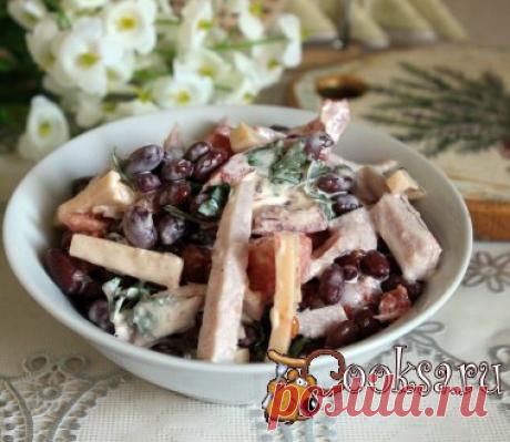 Салат с копченым мясом, сыром и фасолью #салат #кулинария #обед #ужин #вкусно #рецепты Сытный, остренький салат из копченой свинины и сыра, с консервированной фасолью. Готовится быстро и просто. Лопатка свиная варкопченая — 100 г; Сыр — 60 г; Помидор (крепкий) — 2 шт; Красная фасоль консервированная — 1 бан.; Чеснок — 1 зуб.; Перец черный (мельница) ; Майонез — по вкусу ; Зелень — по вкусу ;