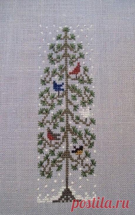 Ёлочка с птичками Ёлочка с птичкамиЕсли вы предпочитаете отдыхать и снимать стресс за рукоделием, то предлагаем вышить такую милую ёлочку.
