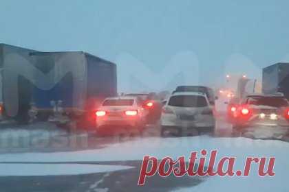 Сотни автомобилей застряли на российской трассе. На трассе Р-241 в Ульяновской области оказались заперты сотни автомобилей. Причиной стала непогода — сильный ветер, осадки и сниженная видимость. Движение на участке федеральной трассы перекрыли в 6 часов утра. Некоторым россиянам пришлось обратиться в экстренные службы с жалобами на переохлаждение детей.