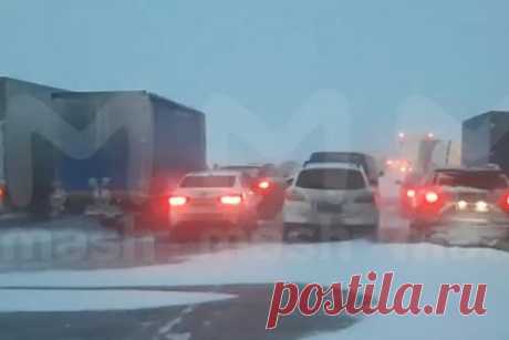 Сотни автомобилей застряли на российской трассе. На трассе Р-241 в Ульяновской области оказались заперты сотни автомобилей. Причиной стала непогода — сильный ветер, осадки и сниженная видимость. Движение на участке федеральной трассы перекрыли в 6 часов утра. Некоторым россиянам пришлось обратиться в экстренные службы с жалобами на переохлаждение детей.
