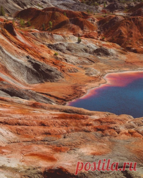 Уральский марс, Свердловская область, Россия

Официально это место называется Полдневским участком Троицко-Байновского месторождения огнеупорных глин. 

Глины отличаются фактурным разнообразием, поэтому карьеры уральского марса не похожи друг на друга. Пейзаж напоминает марс или луны, в зависимости от места прогулки.

56.623683, 62.083367