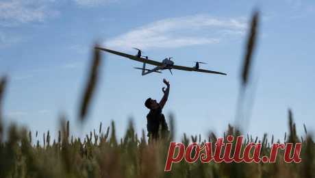 В Ростовской области после атаки БПЛА загорелась нефтебаза. Пожар на нефтебазе в Цимлянском районе Ростовской области произошел в результате атаки украинского БПЛА. Об этом сообщил губернатор региона Василий Голубев в своем Telegram-канале. "Около 04:00 в результате атаки БПЛА произошло ...