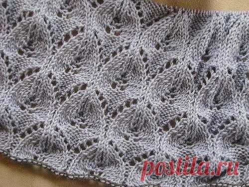 Ажурная накидка - пелерина
 

Источник: Vogue Knitting, Spring/Summer 2010
Дизайнер: Tanis Gray
Вам потребуется: пряжа Prima от Debbie Bliss (80% бамбук, 20% меринос экстрафайн; 100 м/ 50 г) светло-серого цвета 
Проект на Ravelry: Lace Capelet
Накидка вяжется одной деталью снизу вверх. Ажурная кайма вяжется отдельно, затем присоединяется к внешнему краю тела накидки, используя закрытие петель тремя спицами.