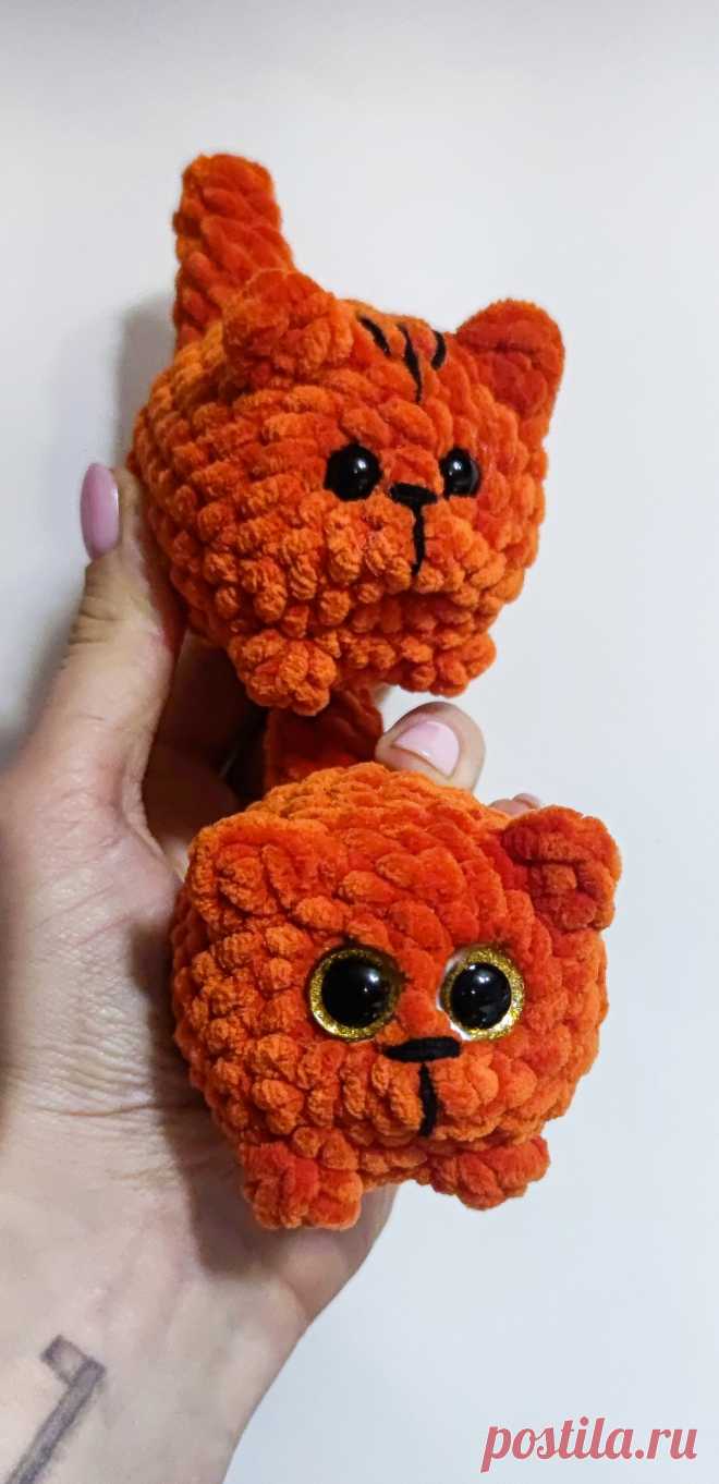 PDF Котейки крючком. FREE crochet pattern; Аmigurumi animal patterns. Амигуруми схемы и описания на русском. Вязаные игрушки и поделки своими руками #amimore - котята, плюшевый котик, маленький кот из плюшевой пряжи, кошка, кошечка, котёнок.