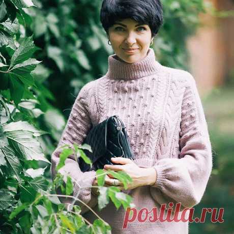 Ну что? С Пятницей! Ураааа! Погода для вязания, выходные впереди, скоро детей распихаете по соответствующим заведениям и можно жить в нормальном ритме большого города! Юухуууу! А в 18-00 у нас сегодня по расписанию #рысячийтелемост 💫 Всем удачи и хорошего настроения! 
#fashion_oversize #вяжем_с_okx2knitting #вязаниеспицами #свитероверсайз