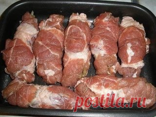 Мясные рулетики с сыром, грибами и грушей.
Ингредиенты:
500 гр. свиной шейки,
300 гр. шампиньонов,
1 большая луковица,
0,5 стакана красного вина,
150 гр. сыра,
1-2 груши.
соль, перец (по вкусу).
Приготовление:
1. Мясо нарезаем на продолговатые ломтики, отбиваем, солим, перчим. Лук нарезаем полукольцами, грибы - пластинами, грушу - небольшими кусочками. Сыр нарезаем полосочками толщиной 0,5х0,5 см.
2. Лучок обжариваем до прозрачности, присоединяем грибы, тушим 10 минут. Ост...
