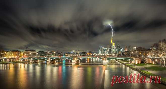 Skyline by Sebastian Tröger / 500px