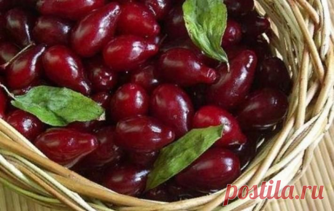Консервированный компот из кизила