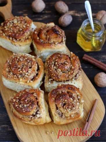 БУЛОЧКИ С ОРЕХАМИ И КОРИЦЕЙ 
 Для булочек: 
Мука пшеничная - 450 гр. 
Масло сливочное - 50 гр. 
Яйца - 1 шт. 
Желток - от 1 яйца 
Сахар - 60 гр. 
Молоко - 200 мл. 
Дрожжи быстродействующие - 6 гр. 
Цедра - 1 апельсина 
Соль - 1 ч.л. 
Для начинки и заливки булочек: 
Масло сливочное - 50+50 гр. 
Мед - 70 гр. 
Сахар - 50 гр. Корица - 1 ч.л. Орехи грецкие - 2 горсти