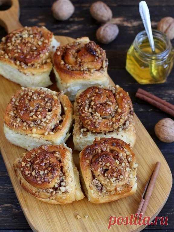 БУЛОЧКИ С ОРЕХАМИ И КОРИЦЕЙ 
 Для булочек: 
Мука пшеничная - 450 гр. 
Масло сливочное - 50 гр. 
Яйца - 1 шт. 
Желток - от 1 яйца 
Сахар - 60 гр. 
Молоко - 200 мл. 
Дрожжи быстродействующие - 6 гр. 
Цедра - 1 апельсина 
Соль - 1 ч.л. 
Для начинки и заливки булочек: 
Масло сливочное - 50+50 гр. 
Мед - 70 гр. 
Сахар - 50 гр. Корица - 1 ч.л. Орехи грецкие - 2 горсти