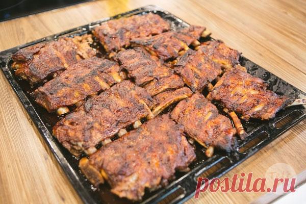 Пряные кисло-сладкие запеченные свиные ребра с салатом коул слоу («Про100 кухня» от 13 мая) | Рецепты | Здоровая жизнь | Tele.ru