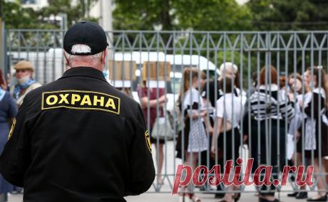 Охранников школ обяжут вооружить резиновыми дубинками и наручниками. При чрезвычайных ситуациях охранников обяжут иметь гладкоствольное оружие, бронежилеты и каски. Эксперты задались вопросом, как региональные бюджеты смогут содержать такое количество вооруженных специалистов