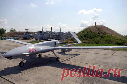 Российские военные рассказали об одном из последних сбитых Bayraktar ВСУ. На Кинбурнской косе был сбит один из последних беспилотников турецкого производства «Байрактар», об этом рассказал боец с позывным Адлер. По его словам, дрон был сбит, поскольку оператор решил после первого отстрела зайти на второй круг. У ударного беспилотника обгорело крыло, к нему был прикреплен боеприпас.