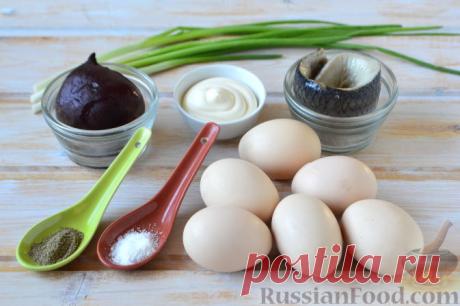Рецепт: Яйца, фаршированные свеклой и сельдью на RussianFood.com