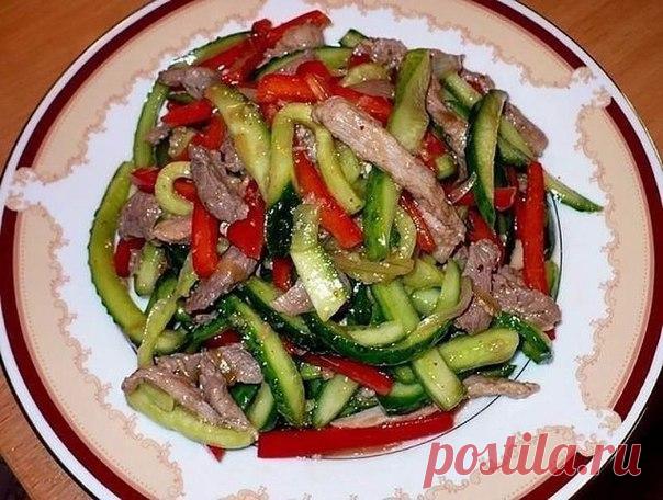Салат из огурцов и мяса
Ингредиенты
Свежие огурцы - 2-3 шт.
Мясо (говядина или свинина) - 400 г.
Лук - 1 шт.
Чеснок - 1 головка.
Лимонный сок - по вкусу.
Красный болгарский перец - 1 шт.
Растительное масло - 50 мл.
Соль - по вкусу.
Способ приготовления
Шаг 1 Огурцы помыть, нарезать тонкой и длинной соломкой и сбрызнуть лимонным соком.
Шаг 2 Мясо нарезать соломкой, затем обжарить на разогретом растительном масле до готовности.
Шаг 3 Лук и чеснок почистить, лук нарезать полу...