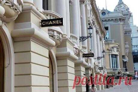 В Chanel объяснили отказ продавать товары россиянам. Модный дом Chanel объяснил, что отказ в продаже их продукции россиянам связан с санкциями, которые компания должна соблюдать. «Chanel, являясь международной компанией, соблюдает требования законодательства, применимые к ее деятельности и сотрудникам в любой стране мира, включая экономические санкции», — заявили там.