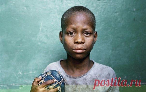 Этот рассказ, написанный Африканским мальчиком, был номинирован на звание Лучшего Рассказа 2005...

Когда я родился, я был черным;
И вырос я черным;
Когда я долго нахожусь на солнце, я черный;
И даже когда я умру, я буду черным.
А Вы, Белые:
Когда рождаетесь — розовые;