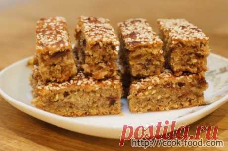 Вкусный пирог без сахара и яиц: с финиками, бананом, кунжутом