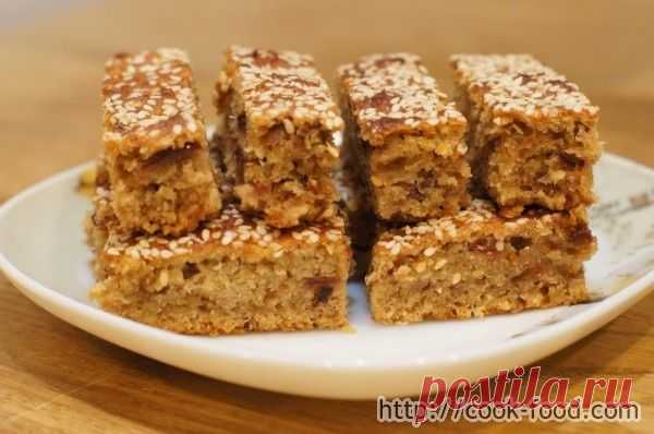 Вкусный пирог без сахара и яиц: с финиками, бананом, кунжутом