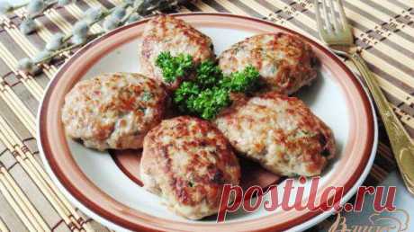 Котлеты из говядины и курицы с яблоками Ингредиенты:Фарш говяжий - 350 грамм, Фарш куриный - 250 грамм, Яблоко - 1 штука, Лук репчатый - 1 штука, Чеснок - 3 зуб., Батон - 100 грамм, Масло подсолнечное - 50 мл, Соль - по вкусу, Перец черный - по вкусу, Петрушка - 7 грамм,