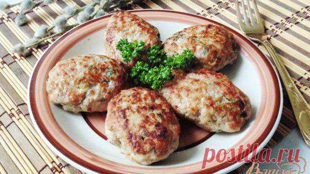 Котлеты из говядины и курицы с яблоками Ингредиенты:Фарш говяжий - 350 грамм, Фарш куриный - 250 грамм, Яблоко - 1 штука, Лук репчатый - 1 штука, Чеснок - 3 зуб., Батон - 100 грамм, Масло подсолнечное - 50 мл, Соль - по вкусу, Перец черный - по вкусу, Петрушка - 7 грамм,