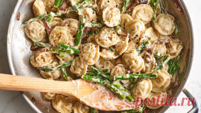 Как пожарить пельмени? Жареные пельмени на сковороде в соусе Как пожарить пельмени? Жареные пельмени на сковороде в томатно-сметанном соусе. Очень вкусно, просто и быстро! Продукты для приготовления есть у каждого в холодильнике. Такой вариант мне нравится больше, чем просто отварные пельмешки. А как готовите вы? Пишите в комментариях!Ингредиенты: ...