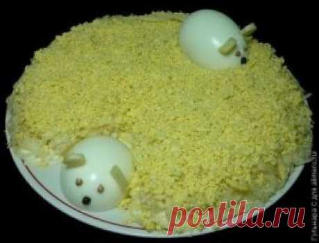 Салат "Мышки"
Когда я приготовила этот салат на день рождения мужа, несмотря на обилие блюд на столе, свекровь и гости были в восторге именно от этого салата. Всем понравились и оформление, и вкус. Готовится он очень просто и быстро. Так же, как и съедается. Хотя с мышками придется немного повозиться. Но именно благодаря им, салат на столе выглядит эффектно.
Сам салат очень простой и готовится минут за 15. А вот мышек в первый раз я делала более получаса. Теперь уже наловчилась и получается го