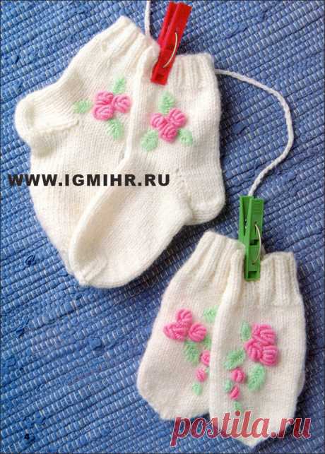 Белые варежки и носочки с вышивкой, для девочки 2-3 лет. Спицы