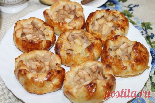 Открытые пирожки с яблочной начинкой