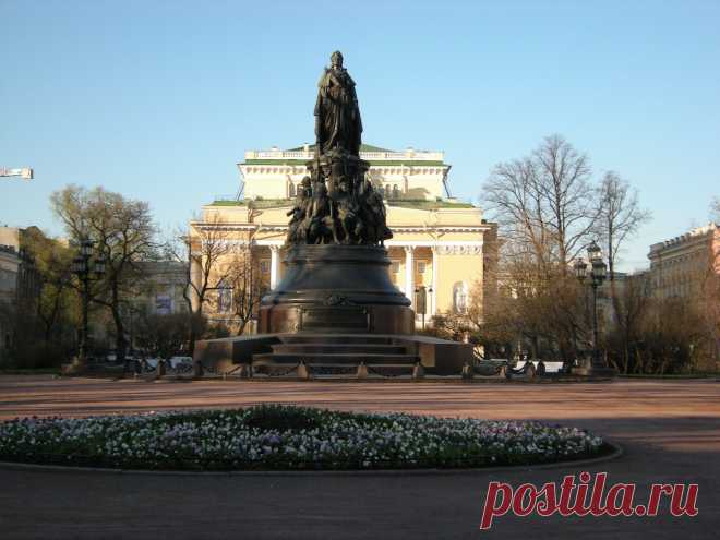 Площадь Островского. Впереди Александринский театр.
