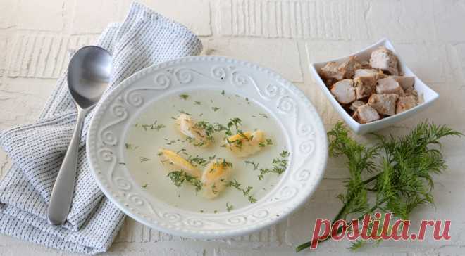 Бульон из цесарки с яичными клецками - ПУТЕШЕСТВУЙ ПО САЙТУ. ИНГРЕДИЕНТЫ 1 цесарка 1 средняя луковица 1 средняя морковка 3 черешка сельдерея 1 небольшой пучок укропа 1 ч. л. смеси черного и душистого перца горошком соль Для яичных клецек 2 яйца цесарки 2 желтка яиц цесарки 4 ст. л. сливочного масла 6–8 ст. л. манки 0,5 ч. л. разрыхлителя соль …