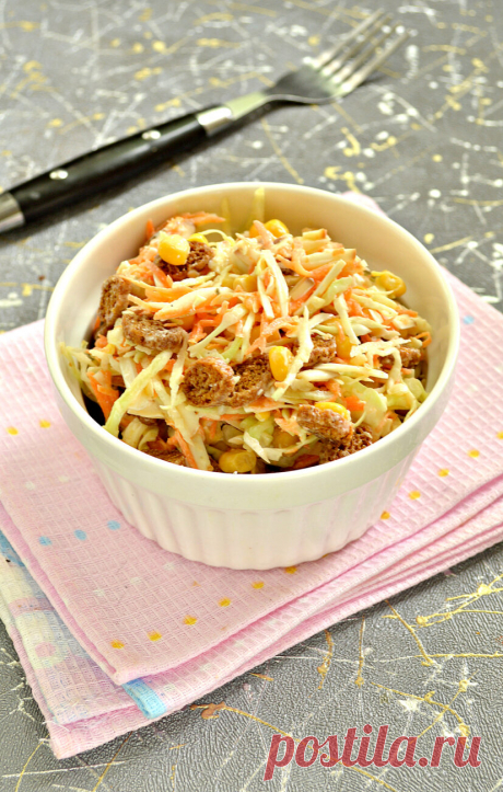 Капустный салат с колбасным сыром и сухариками