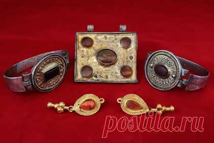 В Крыму нашли коллекцию золотых и серебряных украшений III века. Ученые Крымского федерального университета (КФУ) нашли под Симферополем коллекцию редких золотых и серебряных украшений аланской знати, датированные III веком нашей эры. В пресс-службе учебного заведения уточнили, что уникальную находку обнаружили в ходе раскопок в могильнике Опушки.