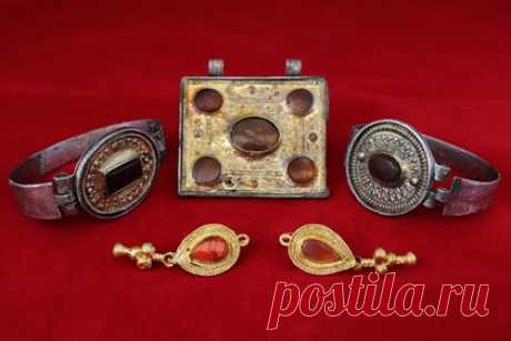 В Крыму нашли коллекцию золотых и серебряных украшений III века. Ученые Крымского федерального университета (КФУ) нашли под Симферополем коллекцию редких золотых и серебряных украшений аланской знати, датированные III веком нашей эры. В пресс-службе учебного заведения уточнили, что уникальную находку обнаружили в ходе раскопок в могильнике Опушки.