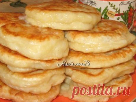 Оладьи как в школе - обязательно кушать "с пылу-жару" с растопленным слив. маслом или яблочным повидлом
Началась школьная пора... и почему-то мне вспомнились школьные оладьи...
Рецепт по ГОСТу
Мука - 481г( 2ст. по 250мл)
Вода - 481г(2 ст. по 250мл минус 2ст.л.)
Дрожжи свежие(сырые) - 14г(сухими не заменять!!!)
Сахар - 17г(примерно 1 ст.л. с горкой)
Соль - 6г(примерно 0.5ч.л.)
Яйцо - 23г( у меня было крупное яйцо - пришлось взбить отдельно и вылить 1/3)
В теплой воде растворить дрожжи и сахар -