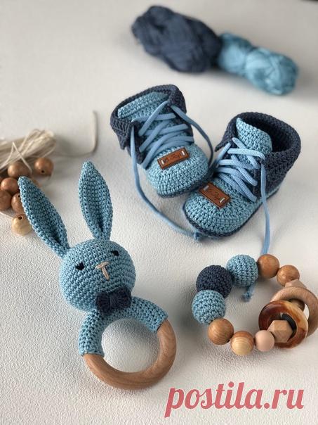 Такой набор будет отличным подарком на рождение малыша. До 31 октября ещё можно приобрести любой мой мастер-класс со скидкой. Например мк ботиночек 300р вместо 400р или мк погремушек зайка+мишка 200р вместо 300р.
Для покупки напишите в сообщения группы или мне в личку Винера Капусткина
Приятного вязания.